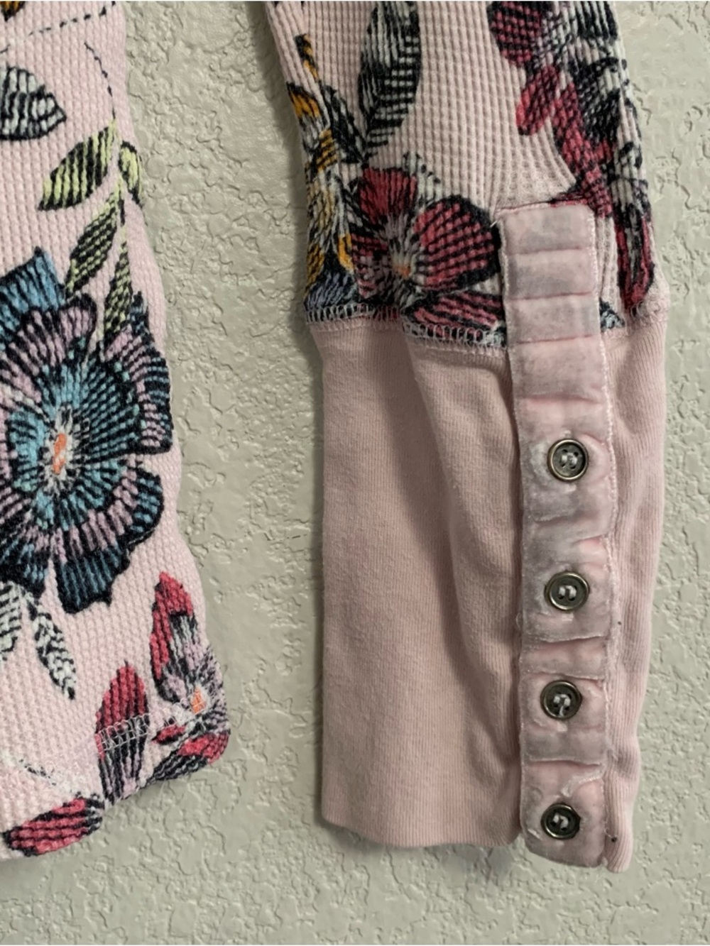 Sundance Tee Top Women M Floral Thermal Waffle Velvet Button Cuff Trim Boho Pink - Picture 13 of 16